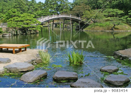 高松の栗林公園・偃月橋（吹上亭より） 9083454