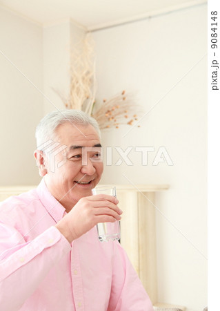 水 お酒を飲むシニアイメージ 水 お酒を飲むシニアイメージ 9084148
