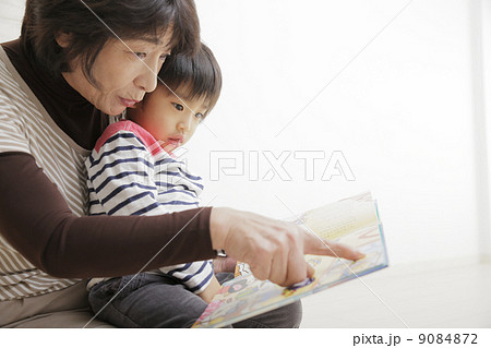 読み聞かせ 9084872