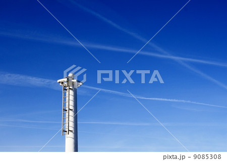 灯台と飛行機雲 灯台と飛行機雲 9085308
