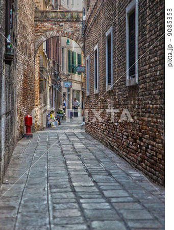 ベニスの裏道 9085353