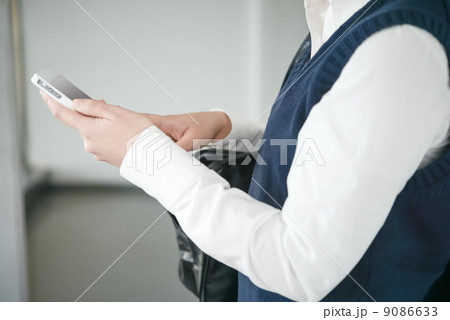 スマートフォンを操作する女子高生 スマートフォンを操作する女子高生 9086633