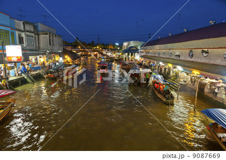 夕景のアムパワー水上マーケット 9087669