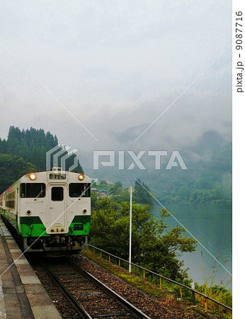 ＪＲ只見線　キハ４０系と朝霧の只見川 9087716