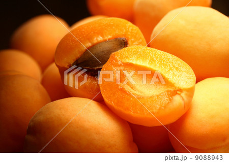 Heap of ripe apricots 9088943