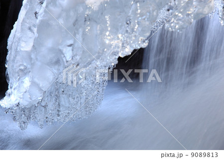 流水と氷柱 9089813
