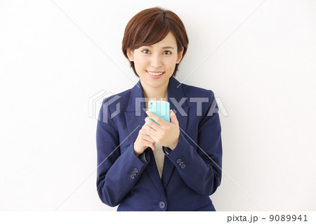 スマートフォンを使う女性 スマートフォンを使う女性 9089941