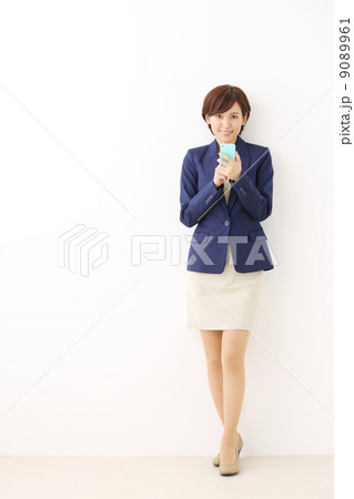スマートフォンを使う女性 スマートフォンを使う女性 9089961