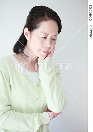 シニア　悩む　 9090235