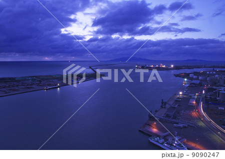 夕闇迫る秋田港 9090247