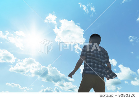 見上げる男性 見上げる男性 9090320