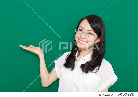 説明する女性 9090839