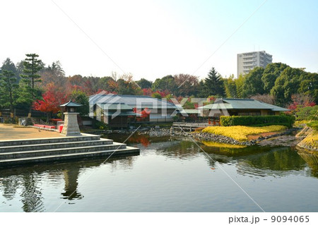秋の白鳥庭園 常夜燈と清羽亭 秋の白鳥庭園 常夜燈と清羽亭 9094065