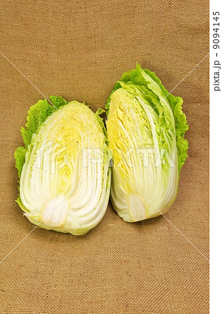 冬野菜・二分の一カットの白菜1個分・麻布バック縦位置 冬野菜・二分の一カットの白菜1個分・麻布バック縦位置 9094145