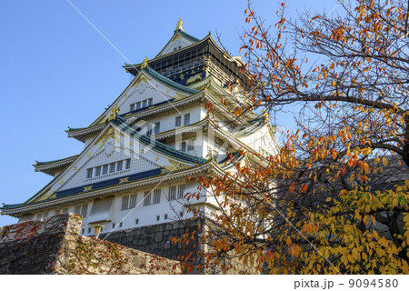 秋の大阪城天守閣 9094580
