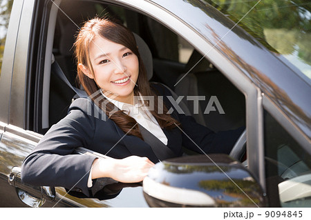 車に乗る女性 ビジネスの写真素材