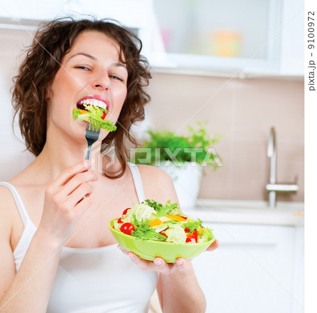 Beautiful Young Woman Eating Vegetable Salad. Dieting concept Beautiful Young Woman Eating Vegetable Salad. Dieting concept 9100972