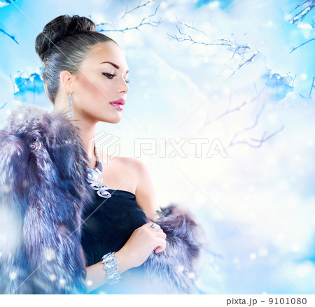 Winter Woman in Luxury Fur Coat Winter Woman in Luxury Fur Coat 9101080
