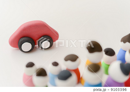 粘土で作られた赤い車と人々 粘土で作られた赤い車と人々 9103396