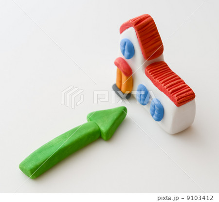 家と矢印 9103412