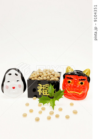 節分 お多福と赤鬼のお面と福豆とヒイラギ 節分 お多福と赤鬼のお面と福豆とヒイラギ 9104351