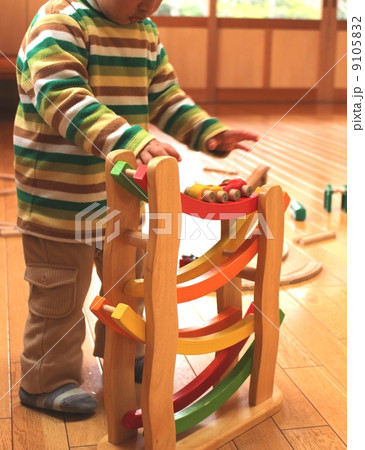 木のおもちゃで遊ぶ子供 9105832