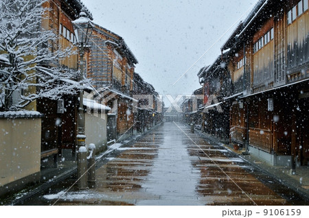 雪降る金沢ひがし茶屋街 9106159