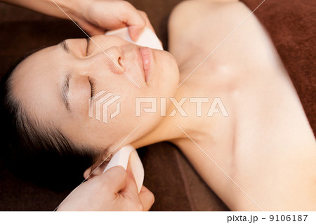 フェイシャルエステのスポンジ拭き取り 9106187