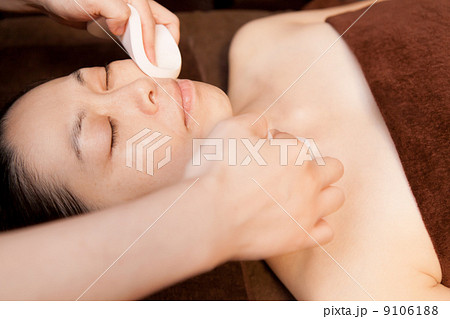 フェイシャルエステのスポンジ拭き取り フェイシャルエステのスポンジ拭き取り 9106188