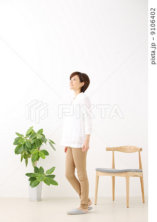 女性・室内・全身 女性・室内・全身 9106402