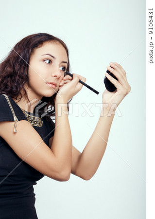 girl applying makeup 9106431