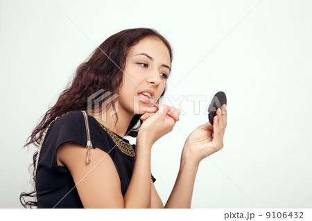 girl applying makeup 9106432