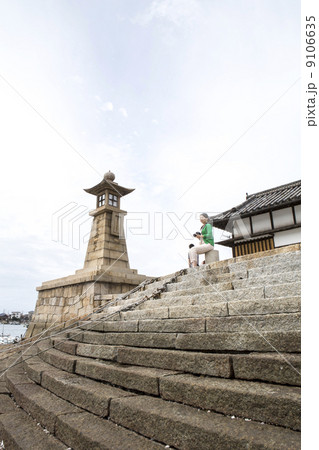 鞆の浦 灯台と女性 鞆の浦 灯台と女性 9106635