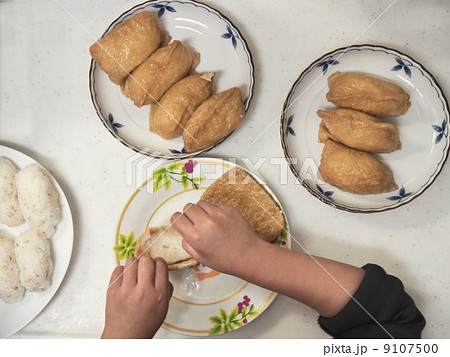 稲荷鮨を作る子供 9107500