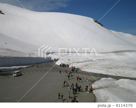 立山黒部アルペンルート　雪の大谷 9114370