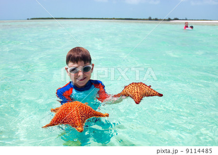 Little boy with a starfish 9114485