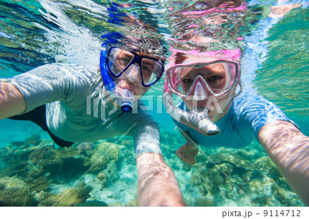 Couple snorkelling 9114712