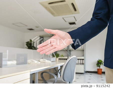 紹介するビジネスマン 9115242