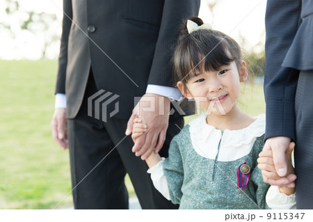 手をつなぐ家族三人 9115347