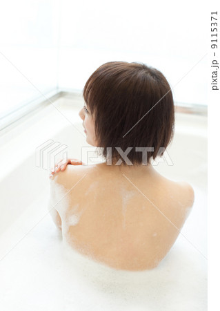 お風呂に入る女性 9115371