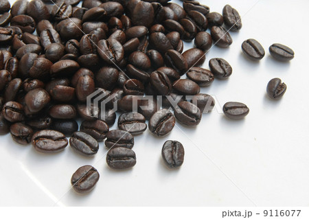 coffee beans on white floor 9116077