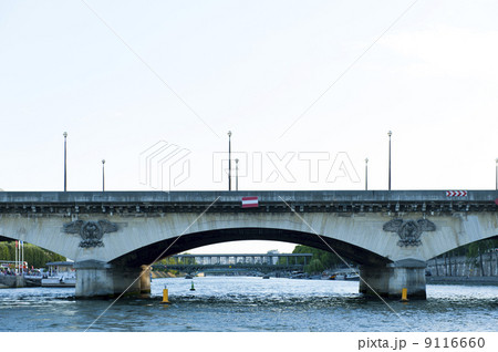 エッフェル塔に通じるイエナ橋  9116660