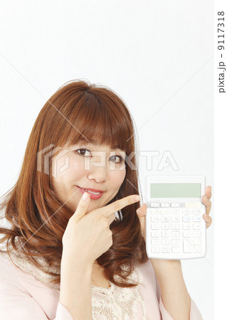 セレブ女性と電卓 セレブ女性と電卓 9117318