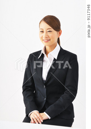 面接を受ける女性 9117346