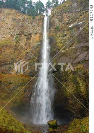 アメリカ・オレゴン州 マルトノマの滝 Multnomah falls アメリカ・オレゴン州 マルトノマの滝 Multnomah falls 9117542