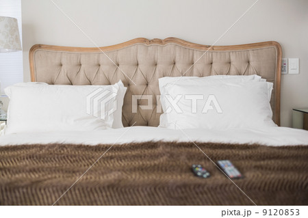 Comfortable double bed in an hotel room 9120853