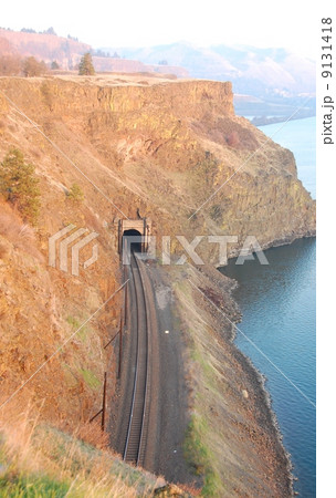 ワシントン州 コロンビア川沿いのトンネル ワシントン州 コロンビア川沿いのトンネル 9131418