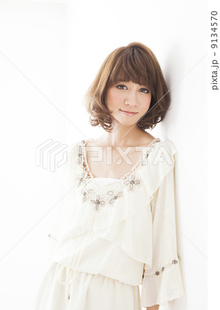 ミディアムヘアの女性 9134570
