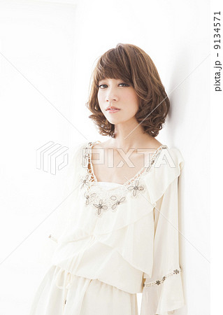 ミディアムヘアの女性 9134571