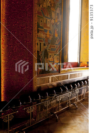 涅槃仏寺院での賽銭箱 9135373